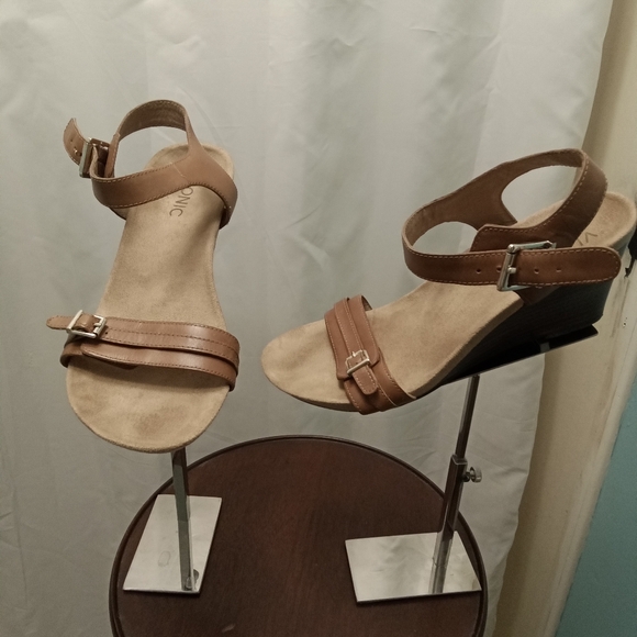 Vionic  Sandals - Picture 4 of 9